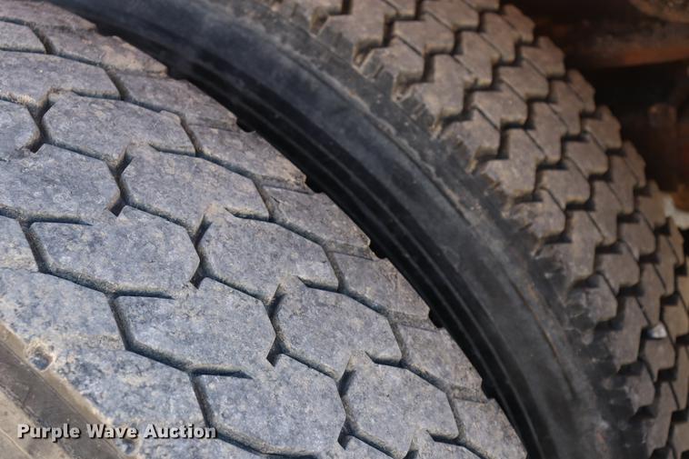 image for item EC9250 2000 International 4900 dump truck