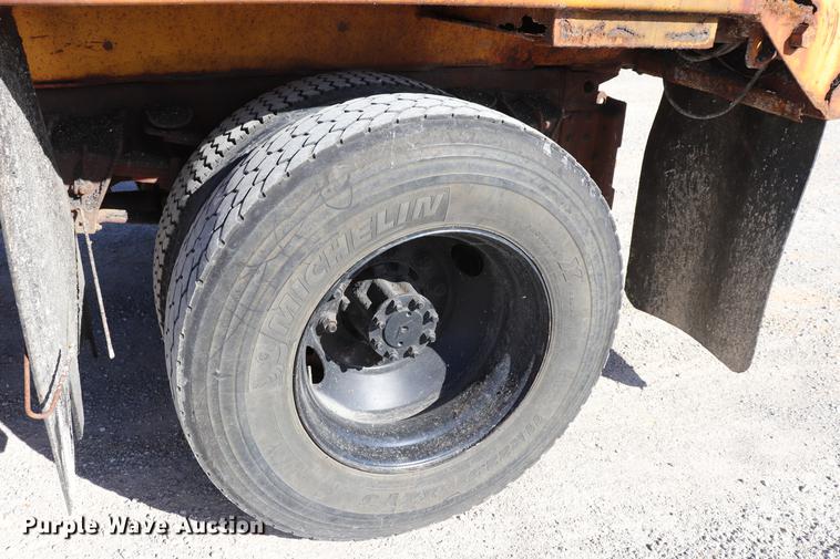 image for item EC9250 2000 International 4900 dump truck