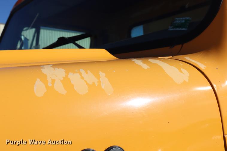 image for item EC9250 2000 International 4900 dump truck