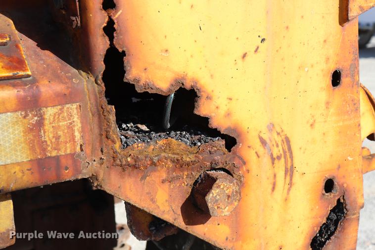 image for item EC9250 2000 International 4900 dump truck