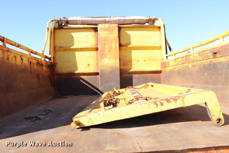 image for item EC9250 2000 International 4900 dump truck