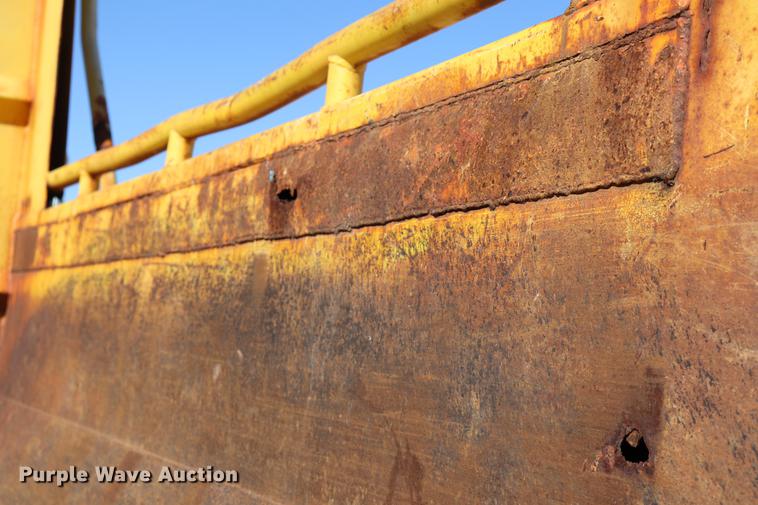 image for item EC9250 2000 International 4900 dump truck