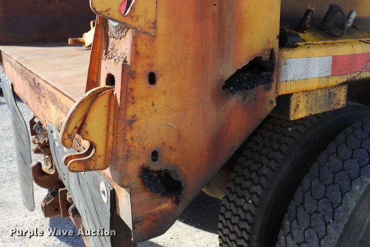 image for item EC9250 2000 International 4900 dump truck