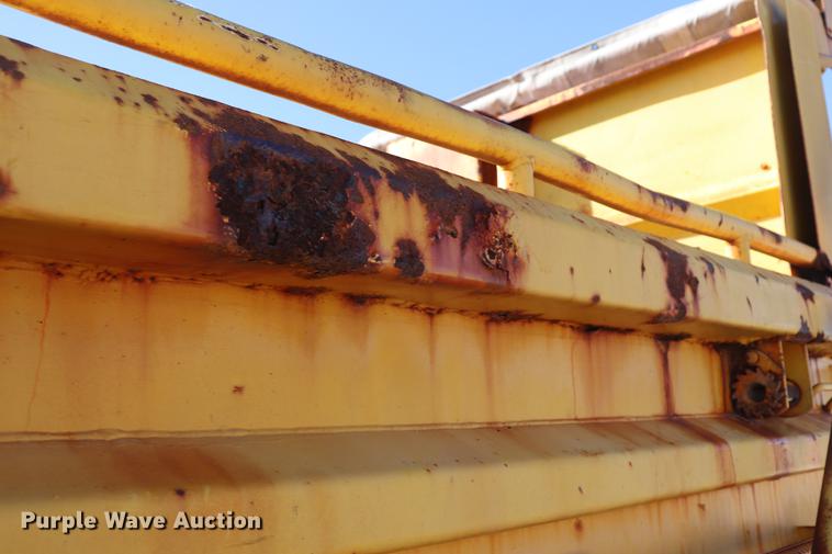 image for item EC9250 2000 International 4900 dump truck