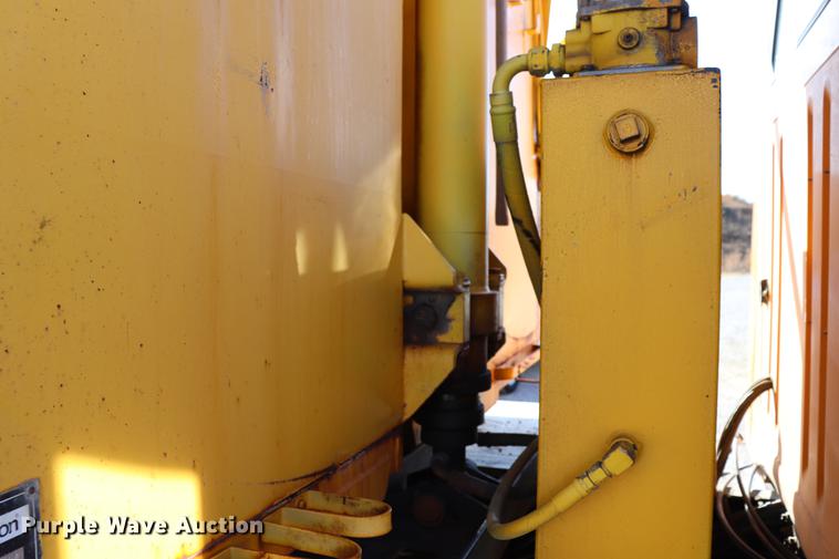 image for item EC9250 2000 International 4900 dump truck