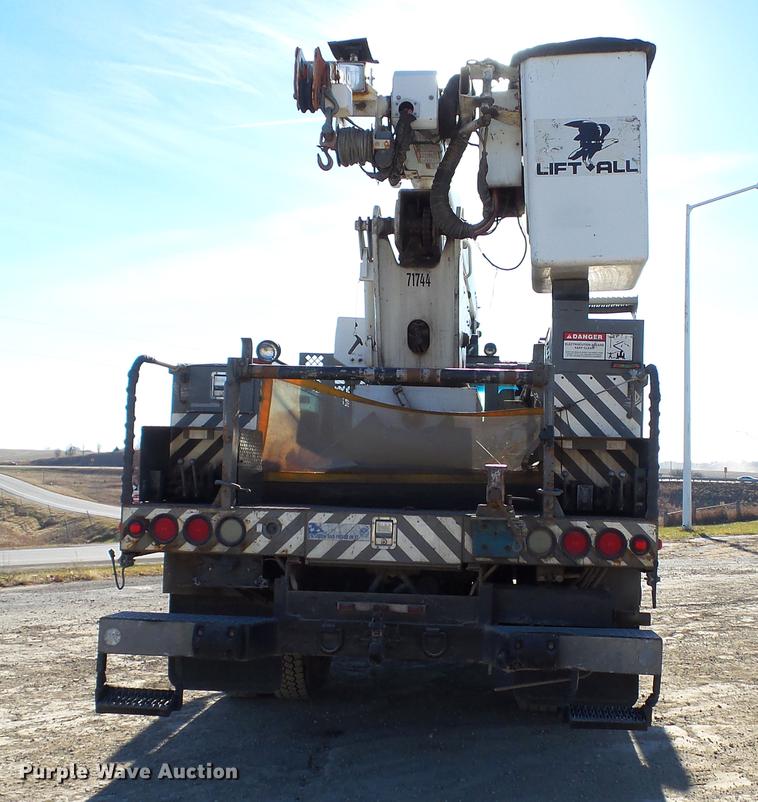 image for item EE9289 2006 GMC C7500 bucket truck