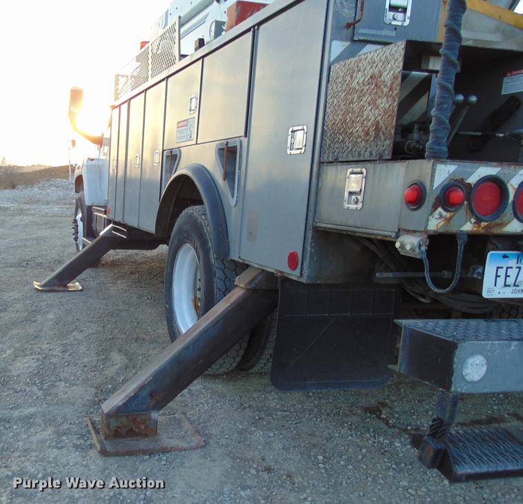 image for item EE9289 2006 GMC C7500 bucket truck