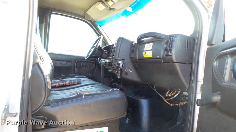 image for item EE9289 2006 GMC C7500 bucket truck