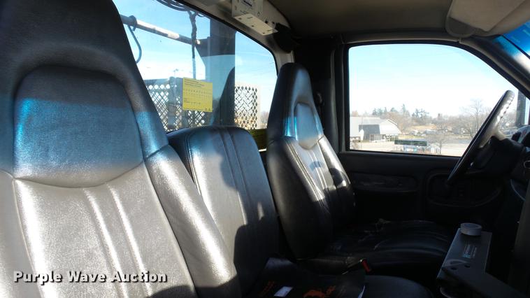 image for item EE9289 2006 GMC C7500 bucket truck