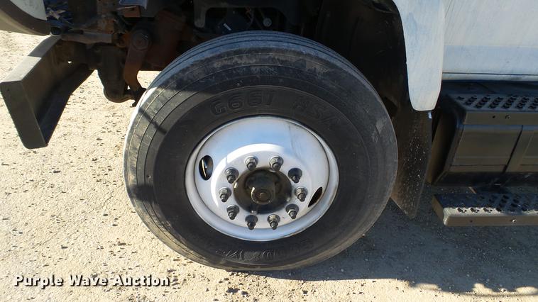 image for item EE9289 2006 GMC C7500 bucket truck