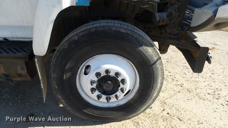 image for item EE9289 2006 GMC C7500 bucket truck