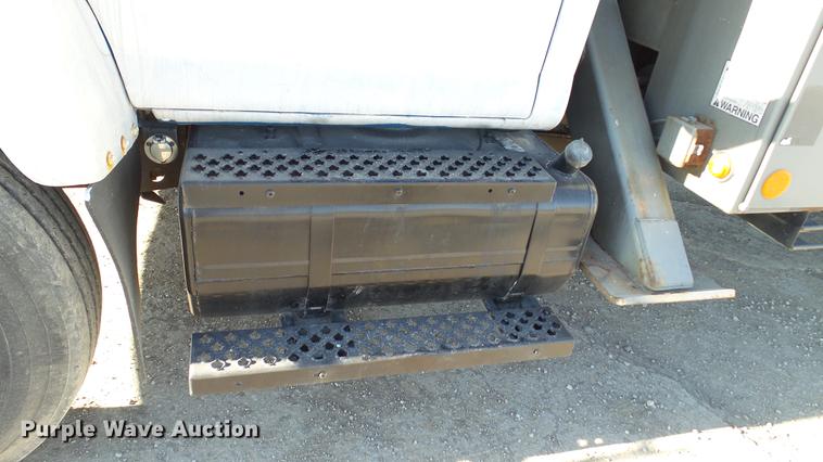 image for item EE9289 2006 GMC C7500 bucket truck