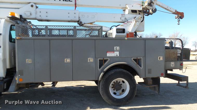 image for item EE9289 2006 GMC C7500 bucket truck