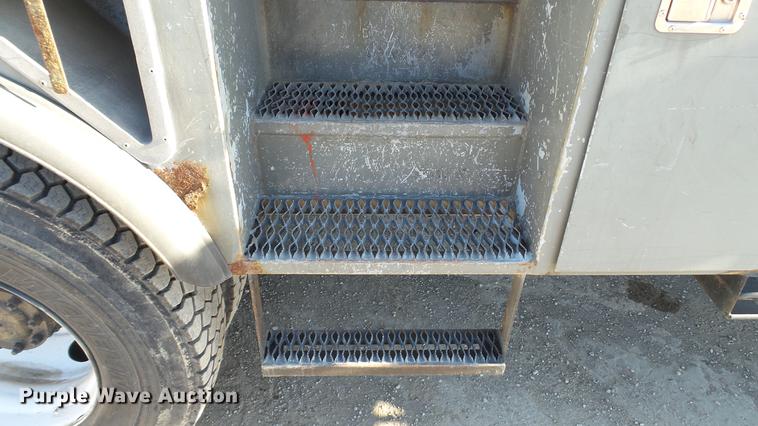 image for item EE9289 2006 GMC C7500 bucket truck