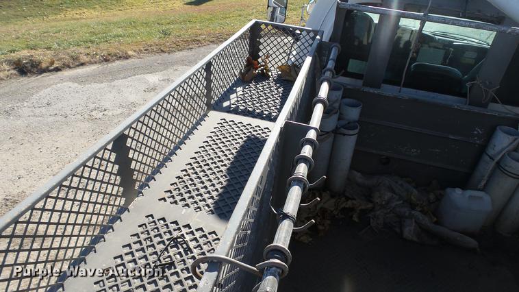 image for item EE9289 2006 GMC C7500 bucket truck