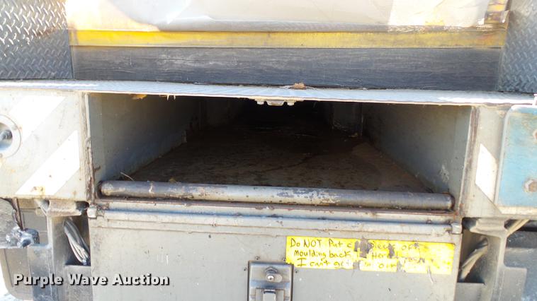 image for item EE9289 2006 GMC C7500 bucket truck