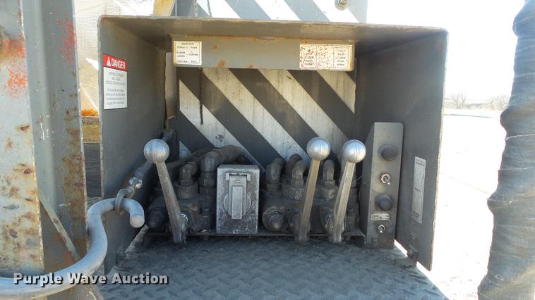 image for item EE9289 2006 GMC C7500 bucket truck