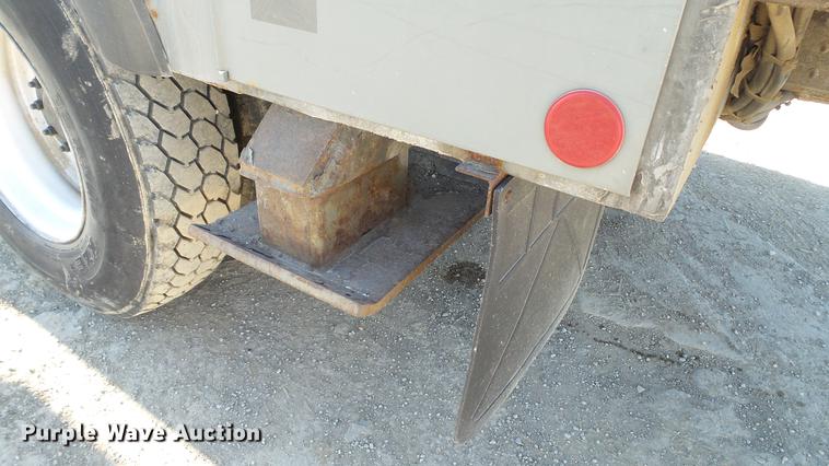 image for item EE9289 2006 GMC C7500 bucket truck