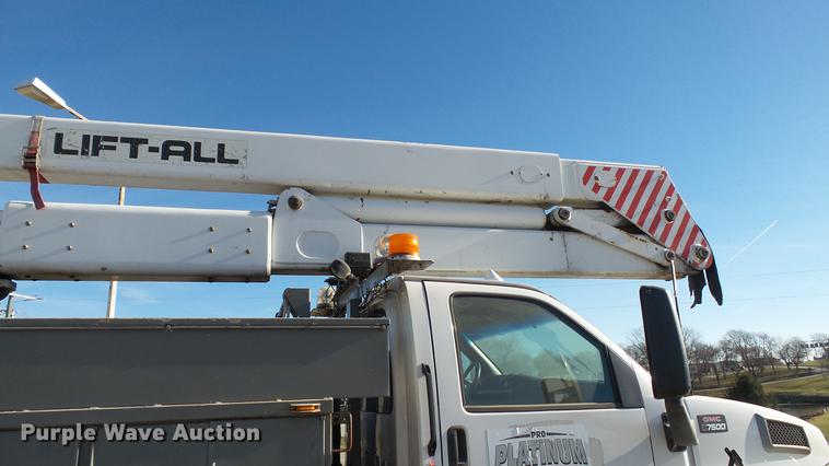image for item EE9289 2006 GMC C7500 bucket truck