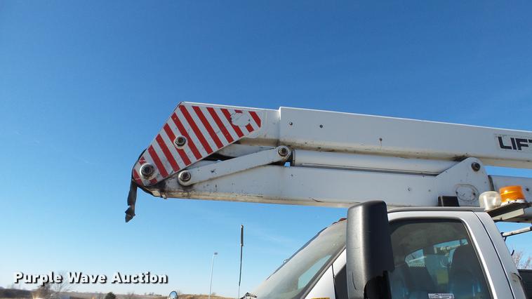 image for item EE9289 2006 GMC C7500 bucket truck