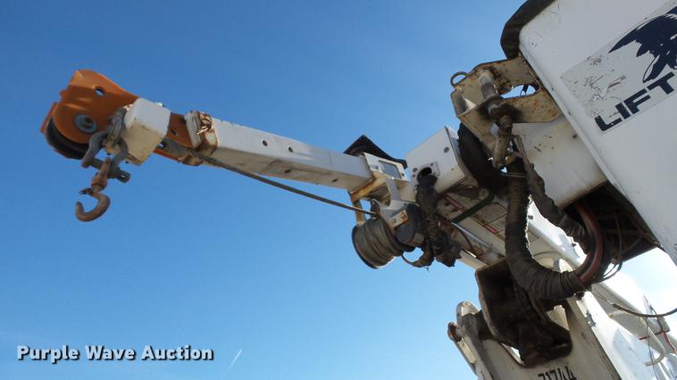 image for item EE9289 2006 GMC C7500 bucket truck