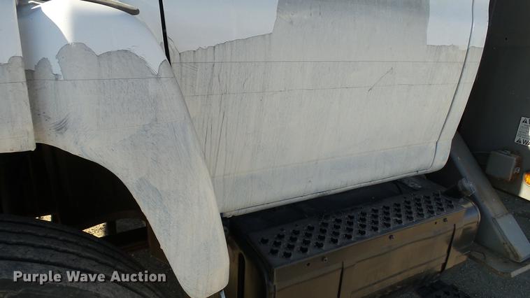 image for item EE9289 2006 GMC C7500 bucket truck