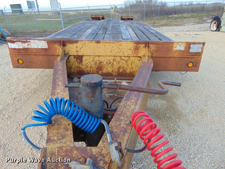 image for item EE9298 1994 Eager Beaver 20HALX equipment trailer