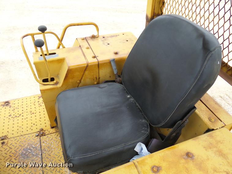 image for item EE9299 1989 Caterpillar D3C dozer