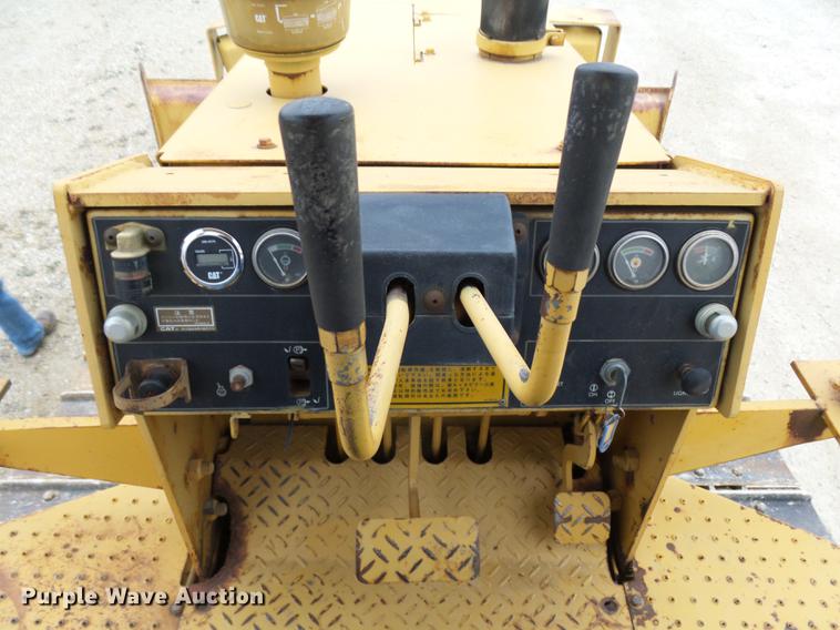 image for item EE9299 1989 Caterpillar D3C dozer