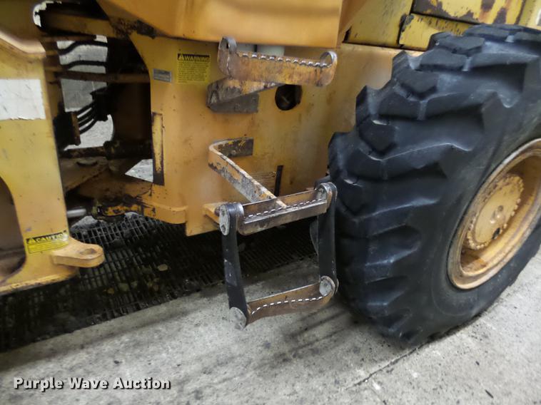 image for item EE9302 1993 Case 721B wheel loader