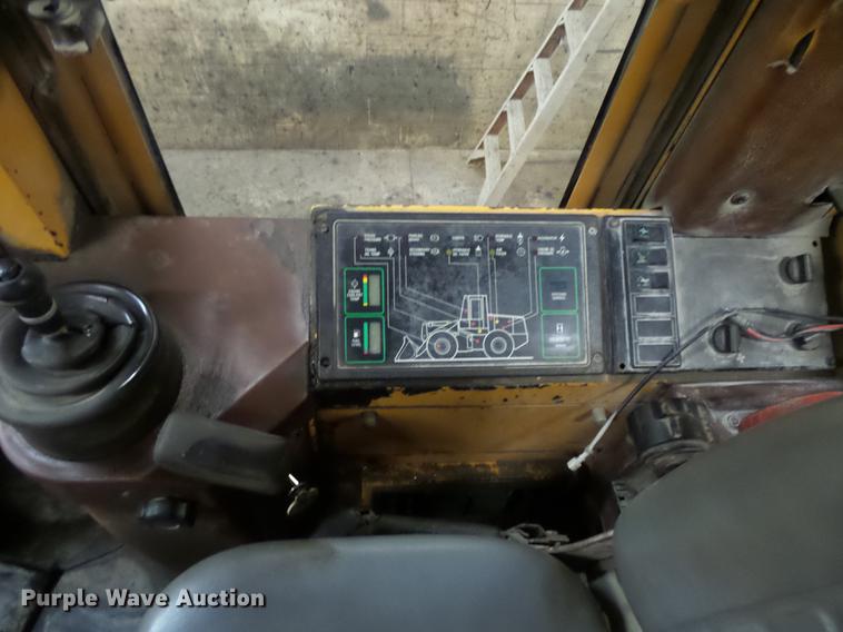 image for item EE9302 1993 Case 721B wheel loader