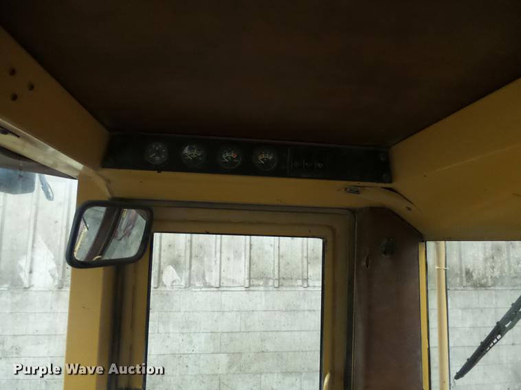 image for item EE9302 1993 Case 721B wheel loader