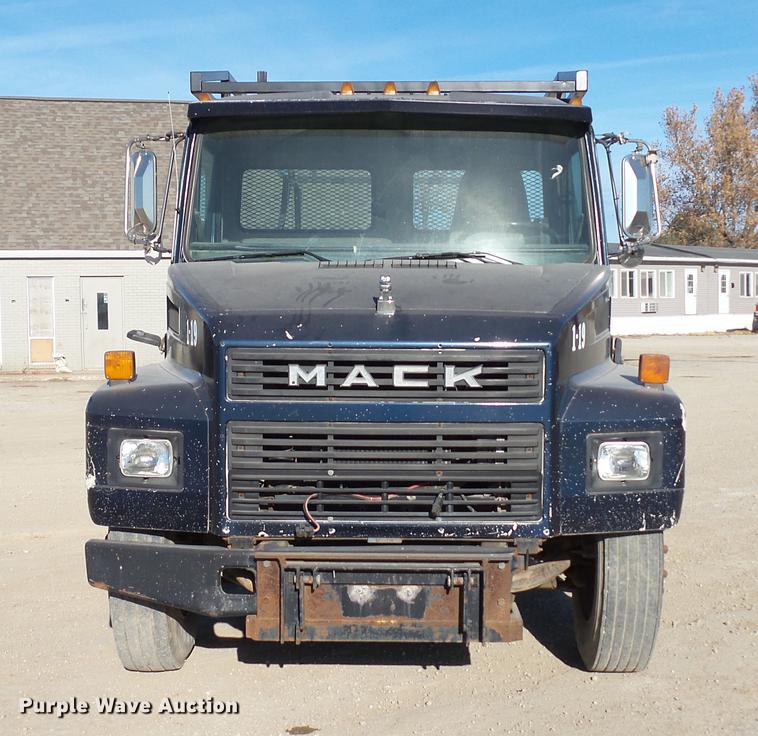 image for item EE9332 1993 Mack CS200P flatbed truck