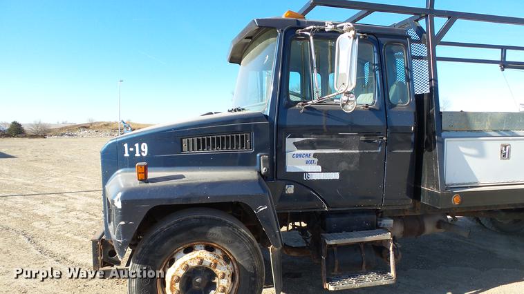 image for item EE9332 1993 Mack CS200P flatbed truck