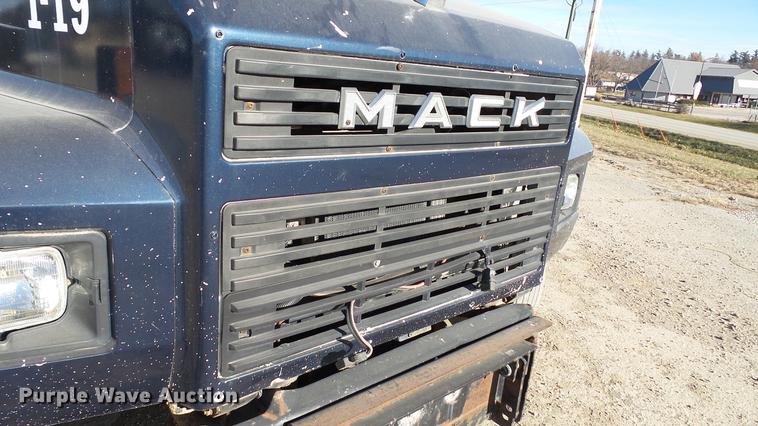 image for item EE9332 1993 Mack CS200P flatbed truck