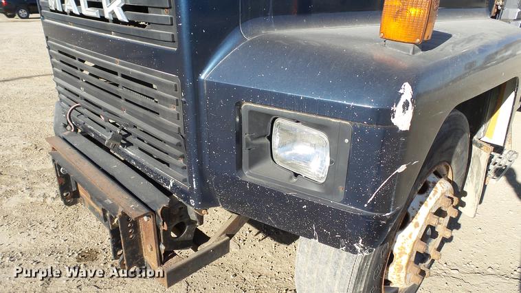 image for item EE9332 1993 Mack CS200P flatbed truck