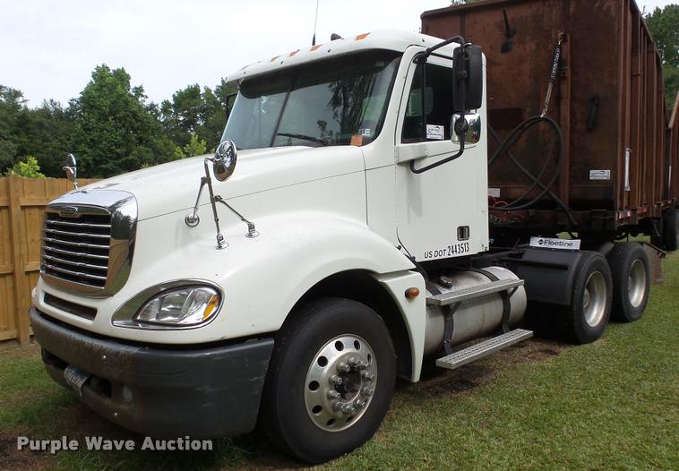 image for item K3872 2005 Freightliner Columbia semi truck