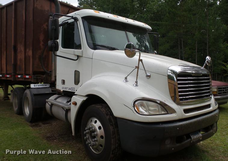 image for item K3872 2005 Freightliner Columbia semi truck
