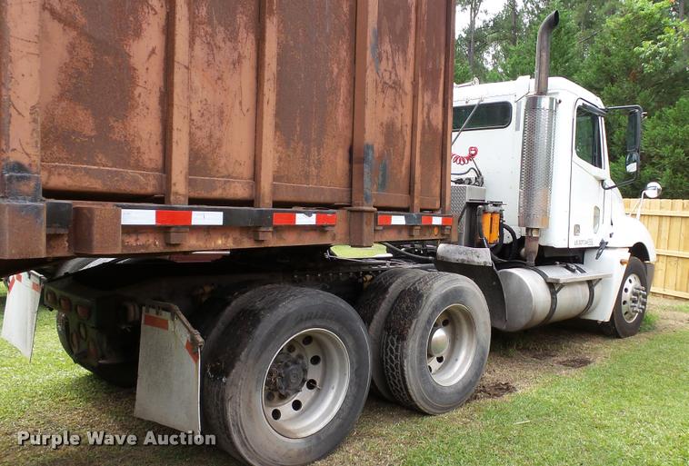 image for item K3872 2005 Freightliner Columbia semi truck