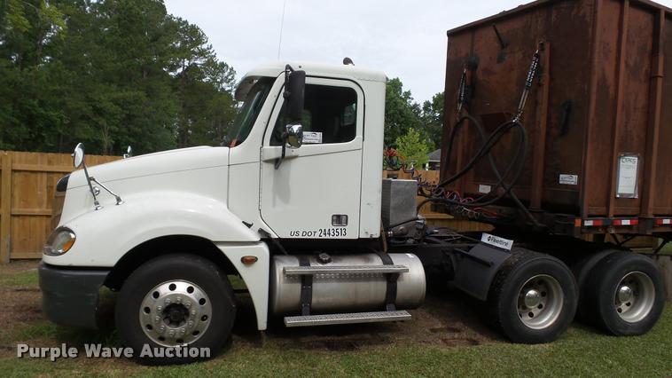 image for item K3872 2005 Freightliner Columbia semi truck
