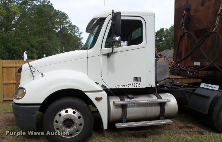 image for item K3872 2005 Freightliner Columbia semi truck