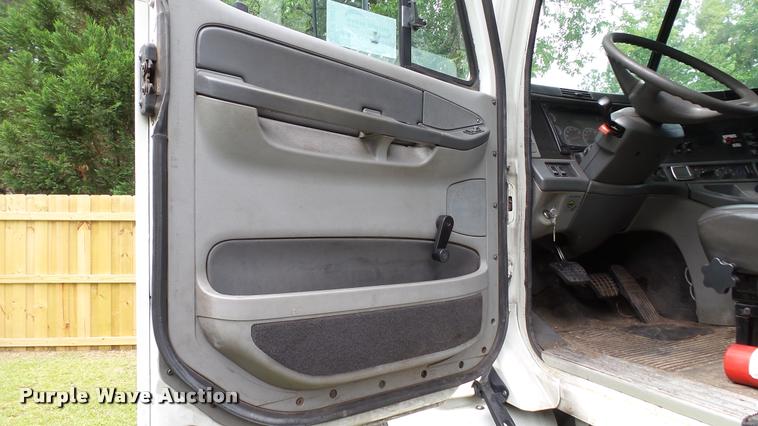 image for item K3872 2005 Freightliner Columbia semi truck