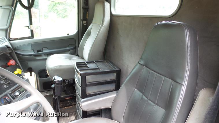 image for item K3872 2005 Freightliner Columbia semi truck