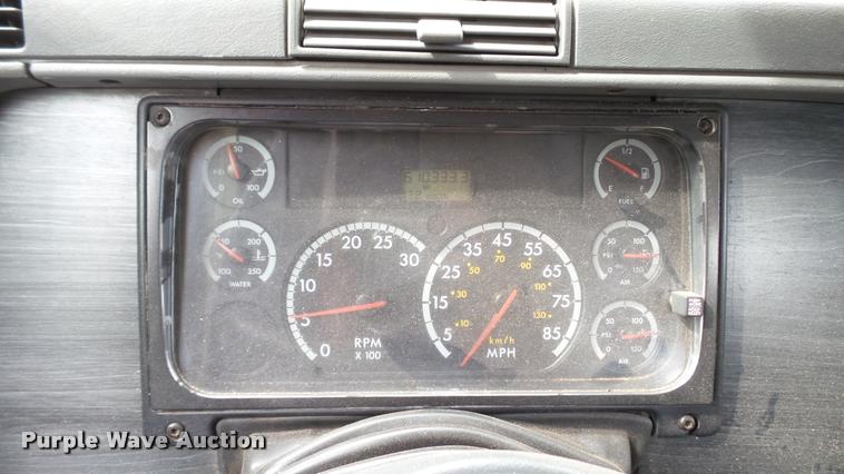 image for item K3872 2005 Freightliner Columbia semi truck