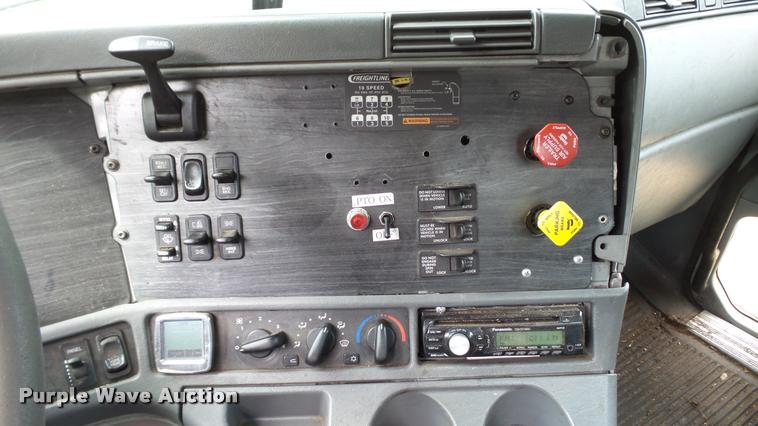 image for item K3872 2005 Freightliner Columbia semi truck