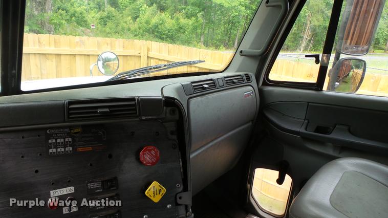 image for item K3872 2005 Freightliner Columbia semi truck