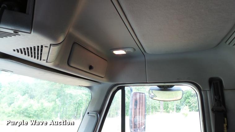 image for item K3872 2005 Freightliner Columbia semi truck