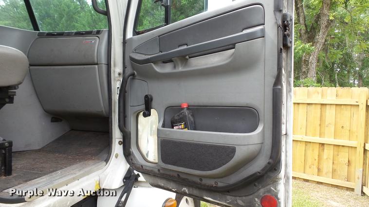 image for item K3872 2005 Freightliner Columbia semi truck