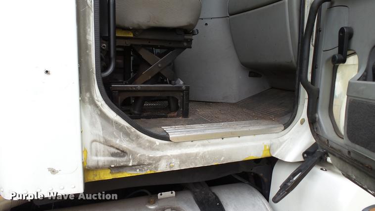 image for item K3872 2005 Freightliner Columbia semi truck