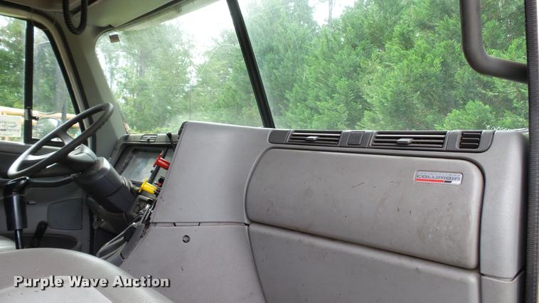 image for item K3872 2005 Freightliner Columbia semi truck